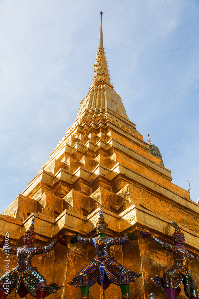 Fototapeta premium goldener Chedi am Wat Phra Kaeo in Bangkok