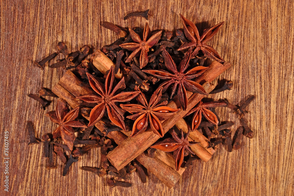 Star anise, cinnamon sticks and cloves Star anise, cinnamon sticks and cloves