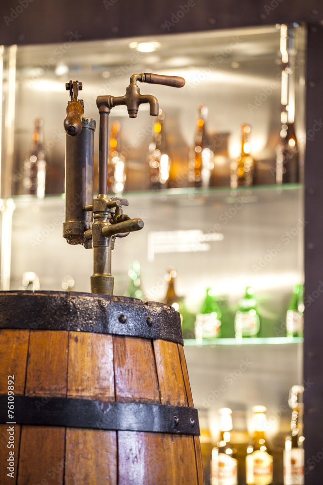 Naklejka premium Vintage tap to barrel full of alcohol