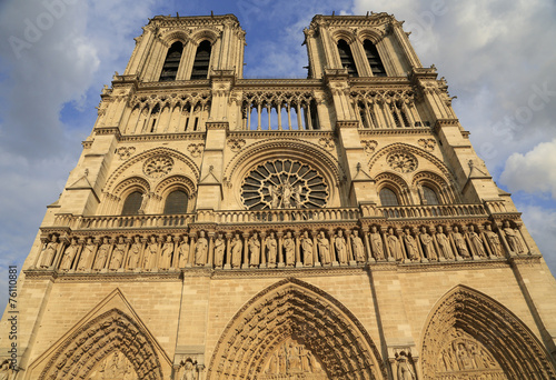 Hauptortal und Türme der berühmten Kathedrale Notre-Dame in Paris