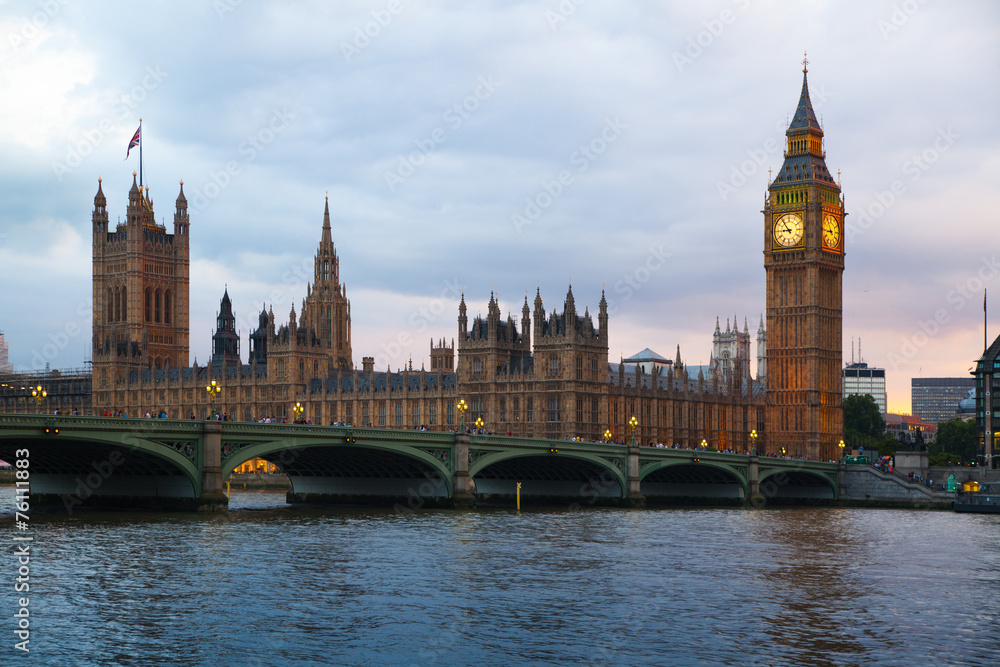 Naklejka premium Big Ben and houses of Parliament in dusk