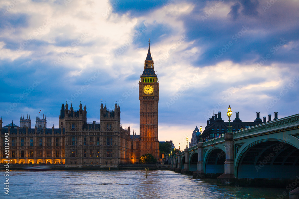 Naklejka premium Big Ben and houses of Parliament in dusk
