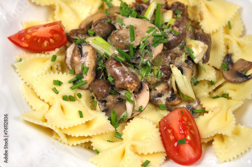 Farfalle mit Geflügelherzen und Pilzrahmsauce
