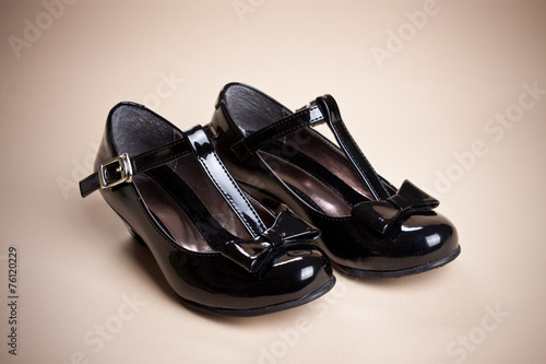 Black shine leather girl shoes with black ribbon