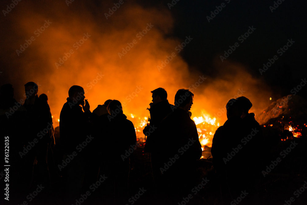 Fototapeta premium Menschen vor Osterfeuer