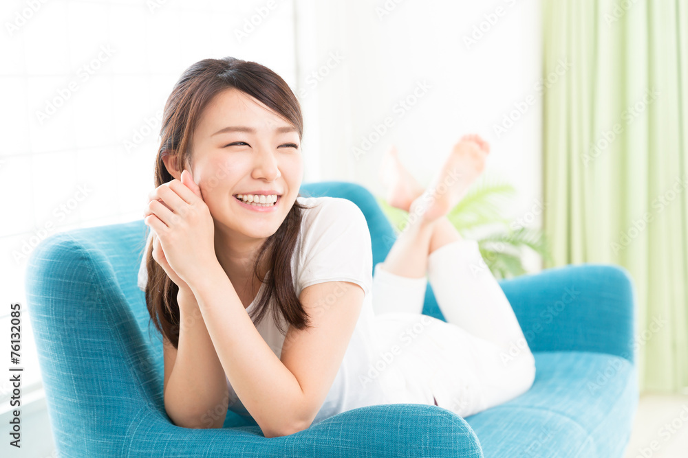 部屋でリラックスする女性