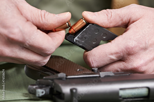 Soldier load ammo in clip Colt