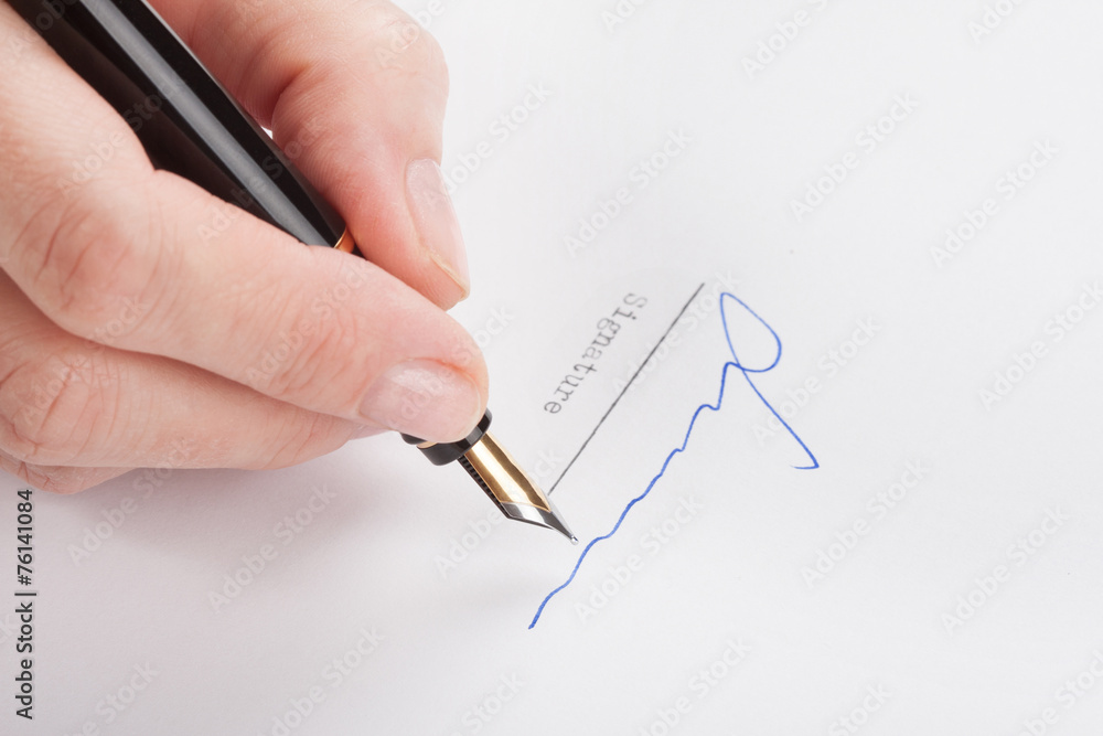 Weibliche Hand unterzeichnet ein Blatt Weibliche Hand unterzeichnet ein Blatt