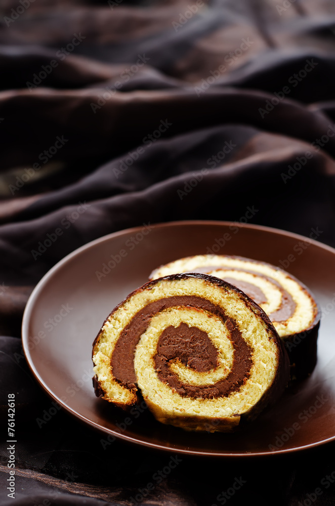 Fototapeta premium roll with chocolate cream