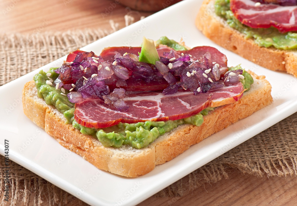 Sandwich with ham, avocado sauce and caramelized onions Sandwich with ham, avocado sauce and caramelized onions