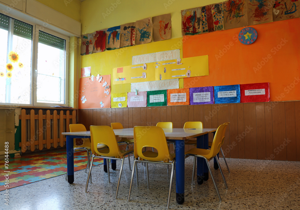  Foto zu kindergarten classroom with chairs and table with drawings of ch 
