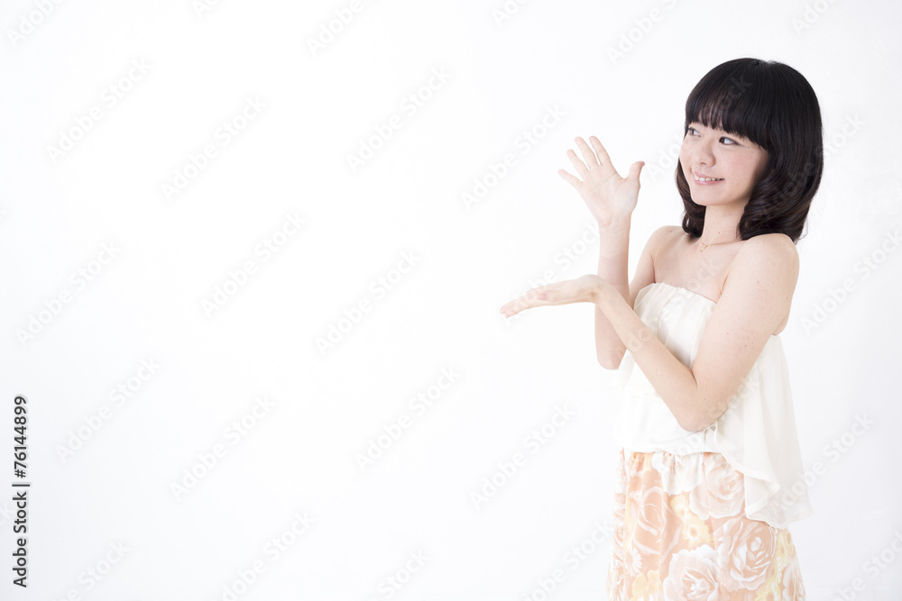 商品をお勧めするアジア女性