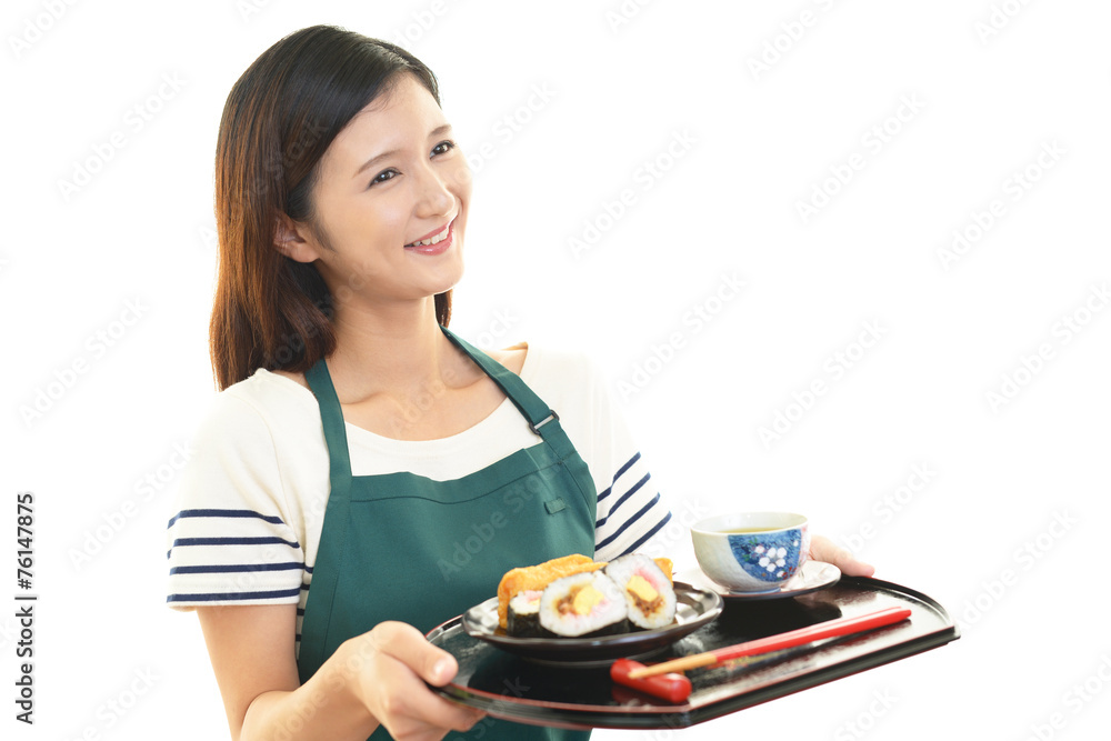 食事を運ぶ女性