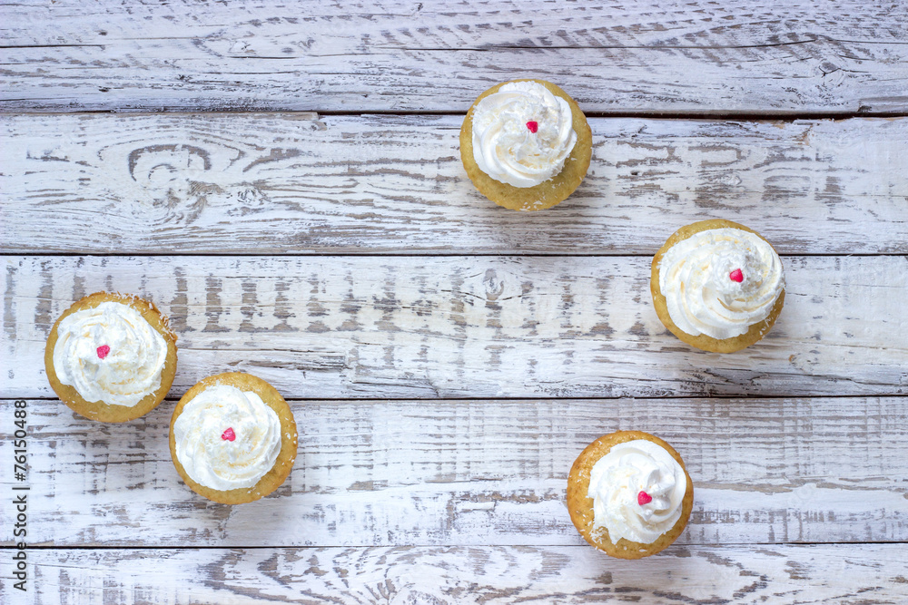 Cupcakes on a wooden white background Stock-Foto | Adobe Stock