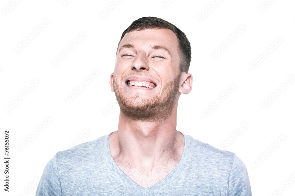 Obraz premium Szczęśliwy młody człowiek na białym tle