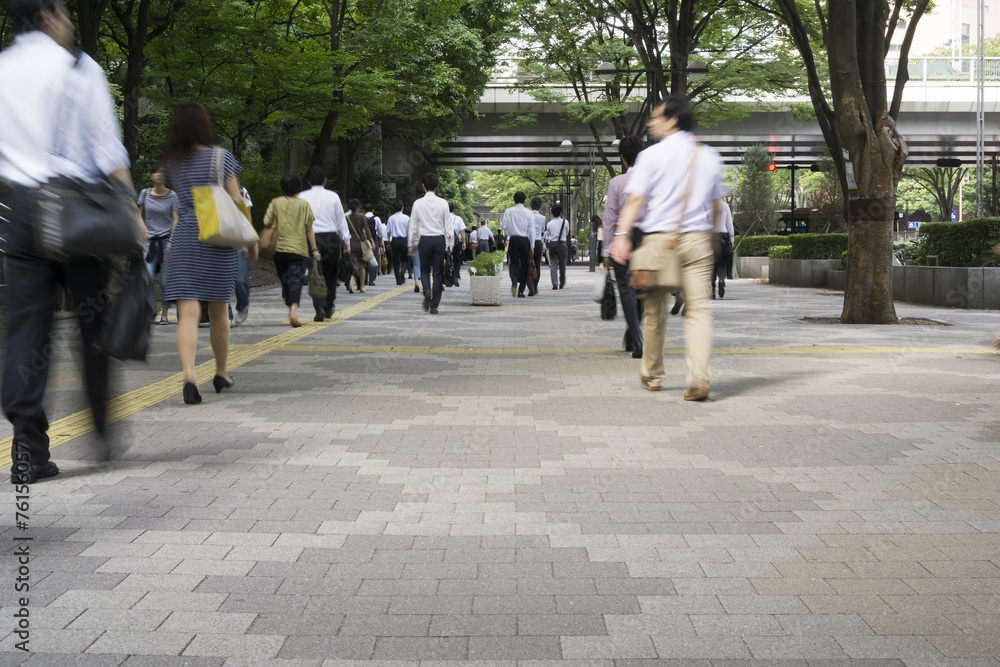 新宿ビジネス街を歩く人々　スローシャッター