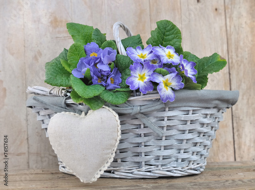 panier de pensées et coussin en forme de cœur