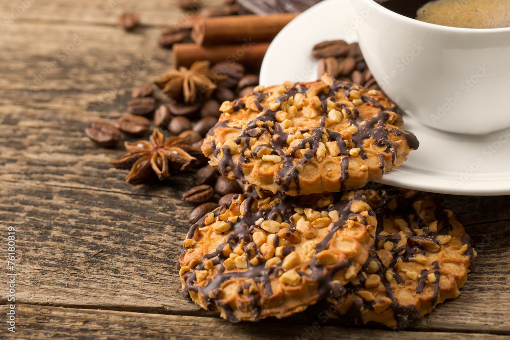 Fototapeta premium coffee and cookies on wood background
