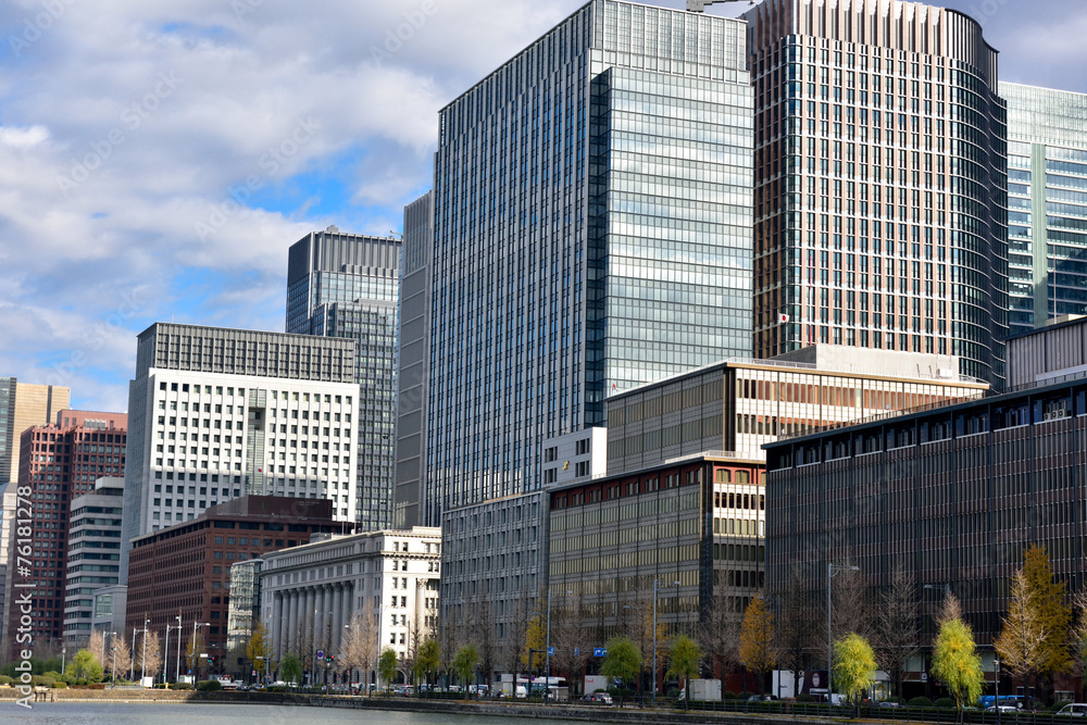 皇居前からみた丸の内のビル群