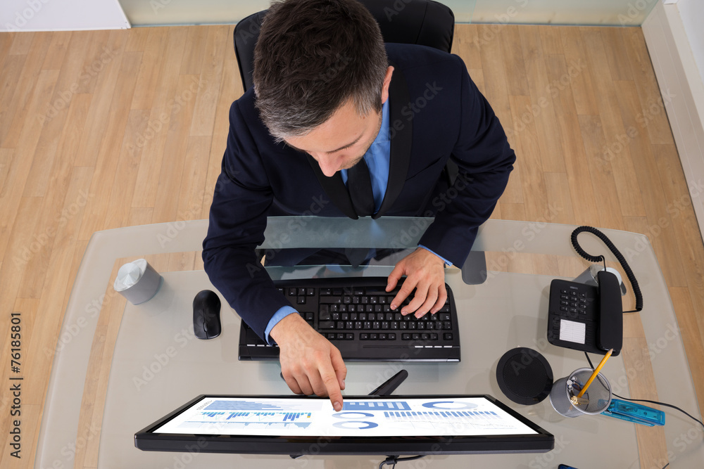 Obraz premium Businessman Analyzing Graph