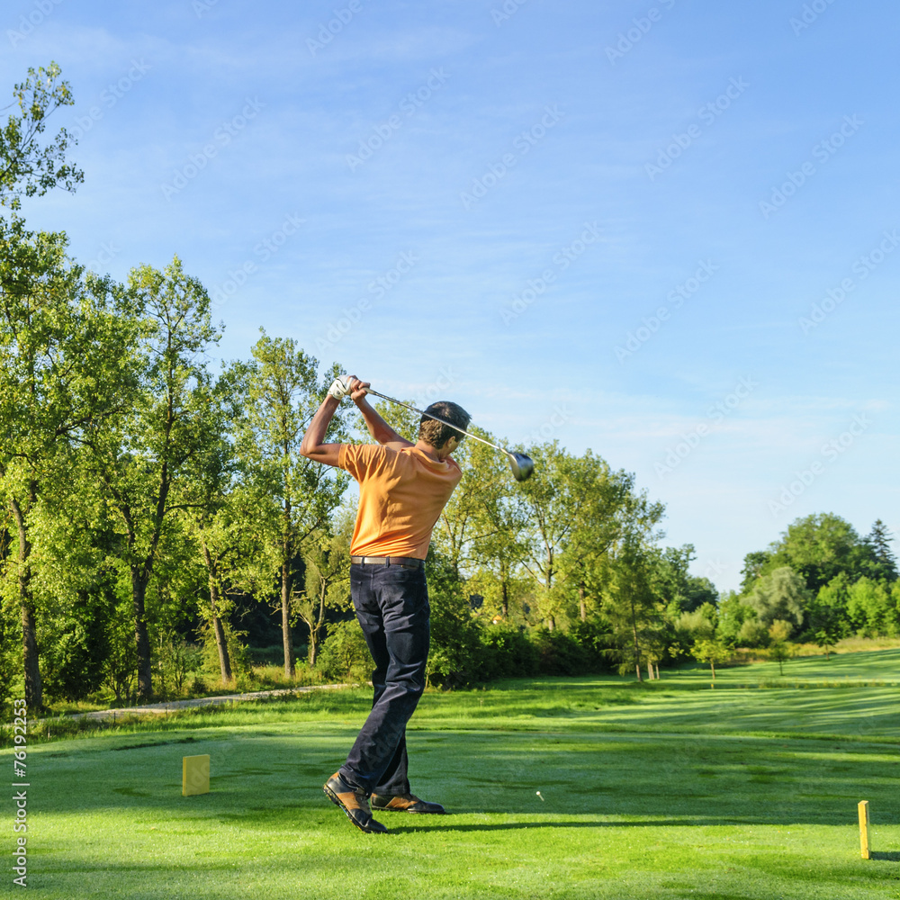 langer Drive auf dem Golfplatz