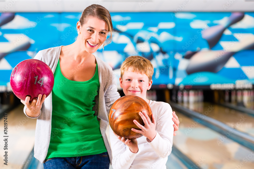 Fototapeta premium Mutter und Kind beim Bowling
