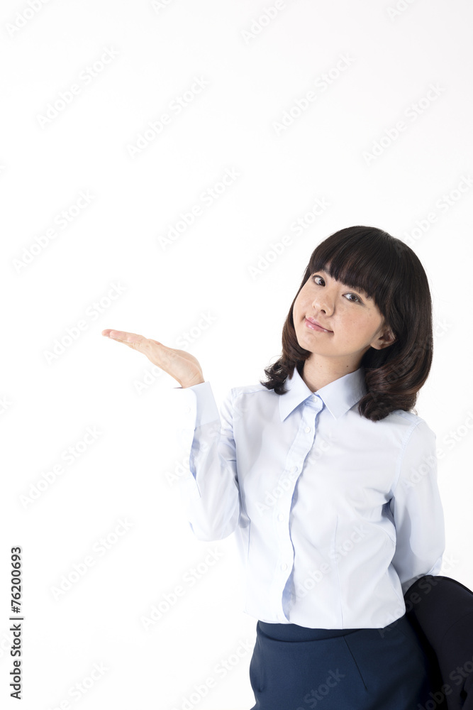 白バックで宣伝するOL女性