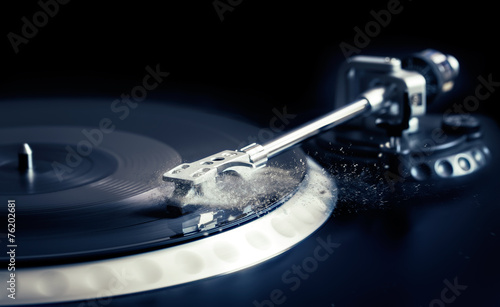 Foto vinyl laying on a record player - scratching the surface