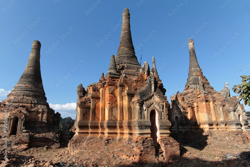 Ruines de pagodes en brique à Shwe Indein Ruines de pagodes en brique à Shwe Indein