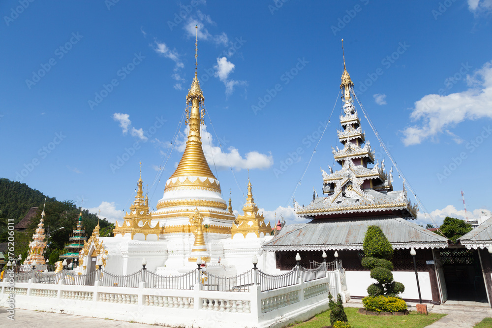 Fototapeta premium White Pagoda