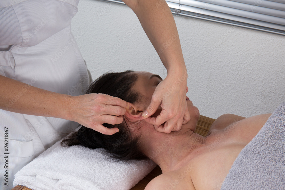 Obraz premium Massage auriculothérapie de l'oreille d'une femme