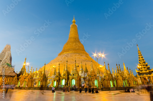 Burmese's fate for Shedagon Pagoda at twilight, quinquennial pre