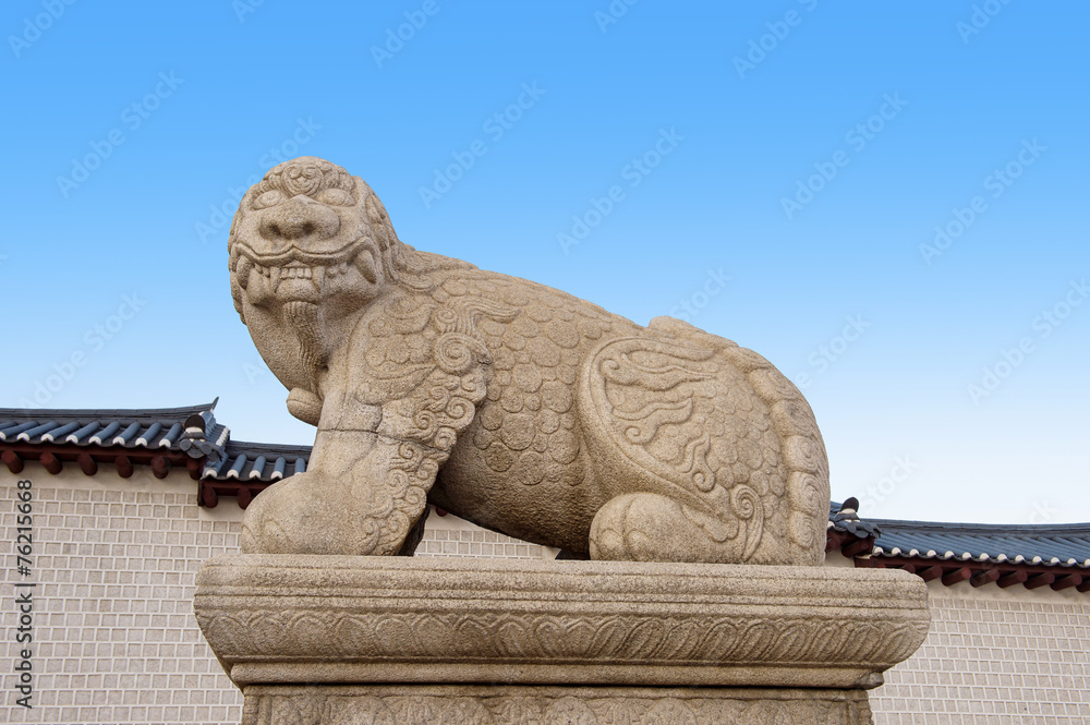 Obraz premium Statue of a mythological lion-like animal at Gyeongbokgung Palac