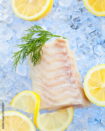 Kabeljau filet  dekoriert mit zitrone und dill 