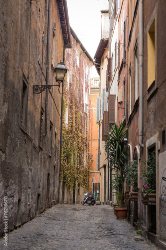 Fototapeta Naklejka Na Ścianę i Meble -  street in medieval part of Rome, Italy