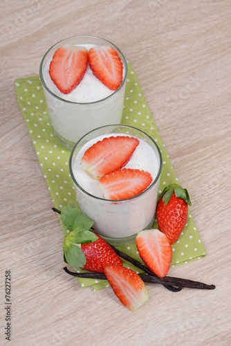 Joghurt mit Erdbeeren photo