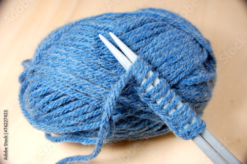 Stricken lernen, Stricknadeln mit Wolle