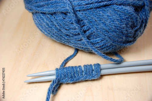 Stricken, Maschen anschlagen mit blauer Wolle photo