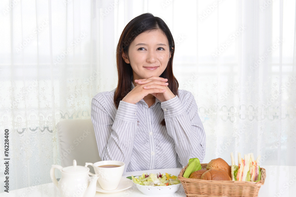 食事を楽しむ女性