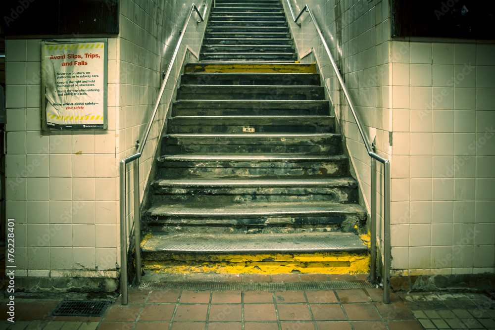 Naklejka premium Grungy miejskie schody w metrze w Nowym Jorku