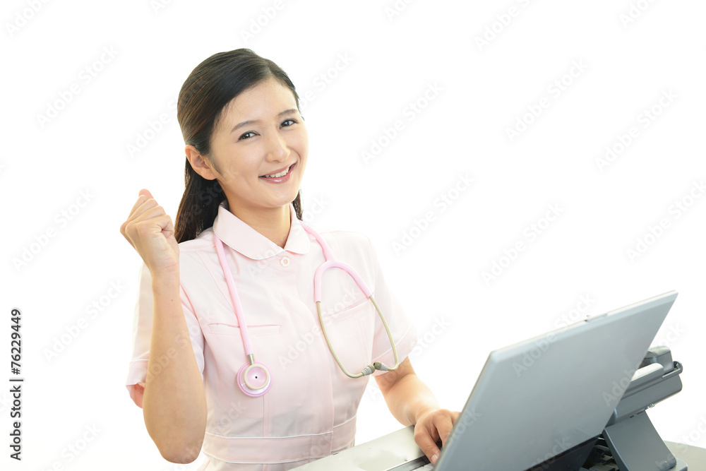 ガッツポーズの看護士