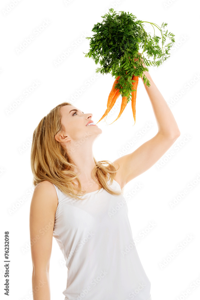 Young woman with the carrots