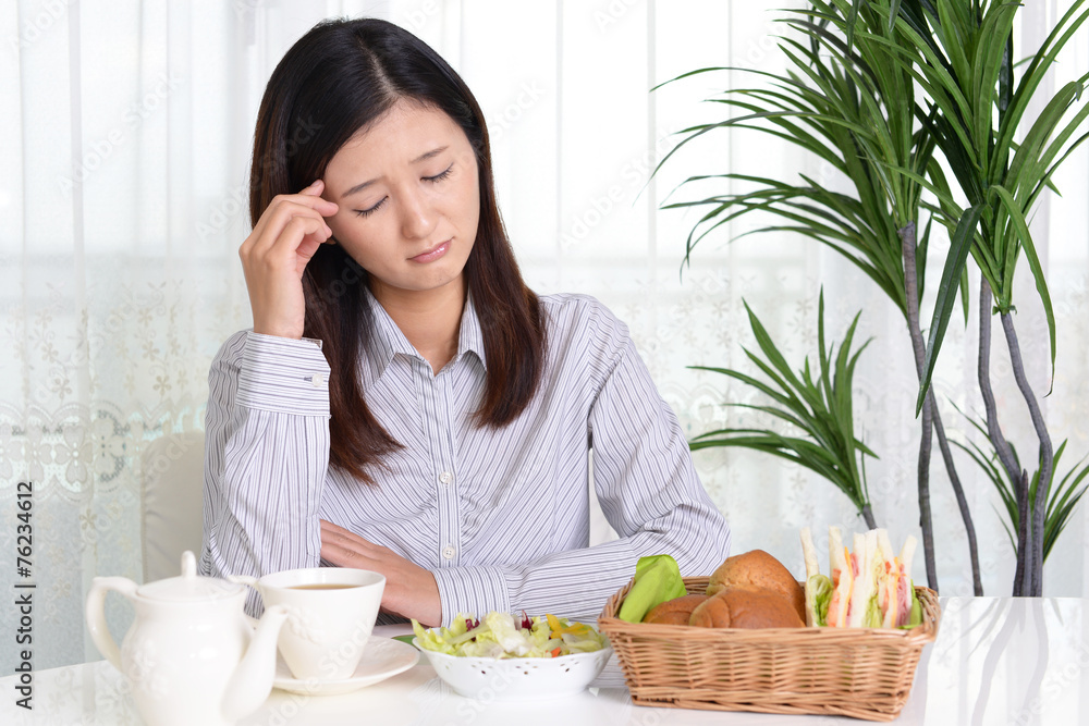 食欲不振の女性