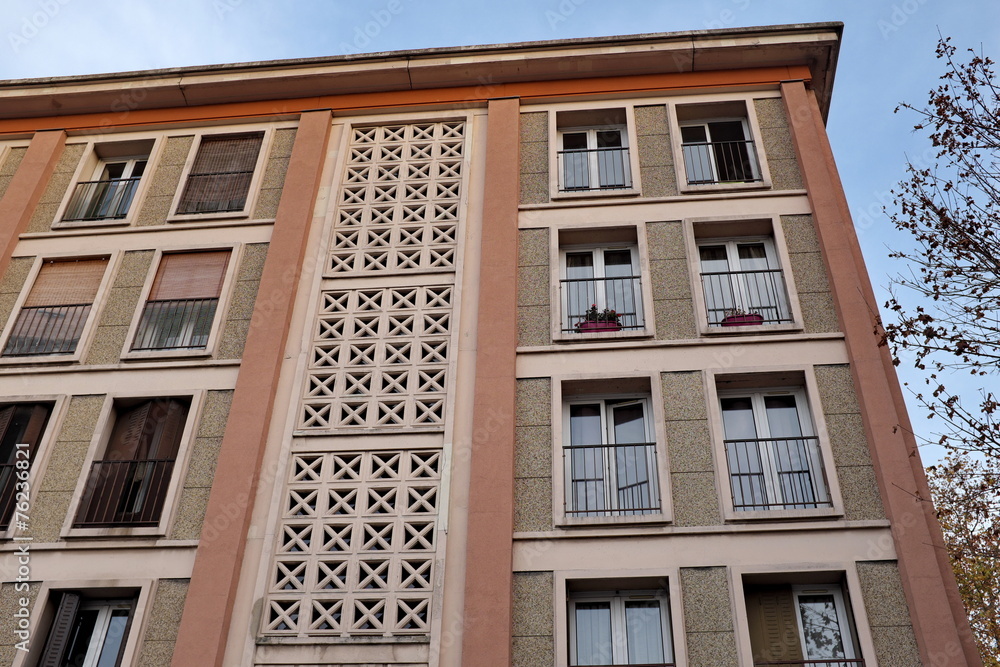 Obraz premium Immeuble façade avec croisillons en pierre