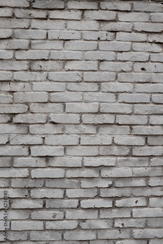 Mur de briques peint en blanc