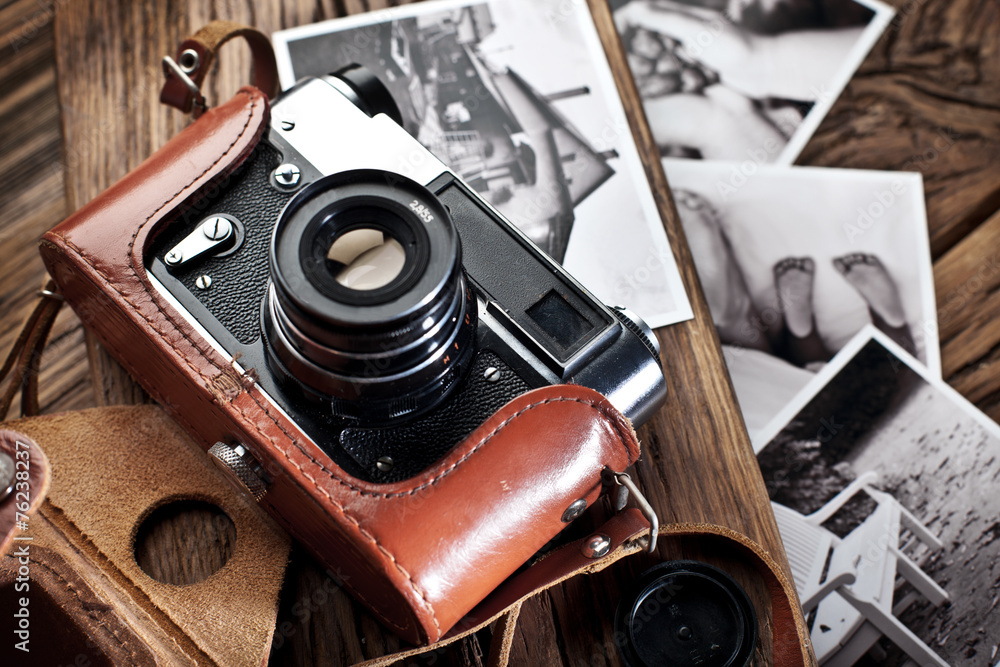 Old rangefinder camera and black-and-white photos. - obrazy, fototapety, plakaty 