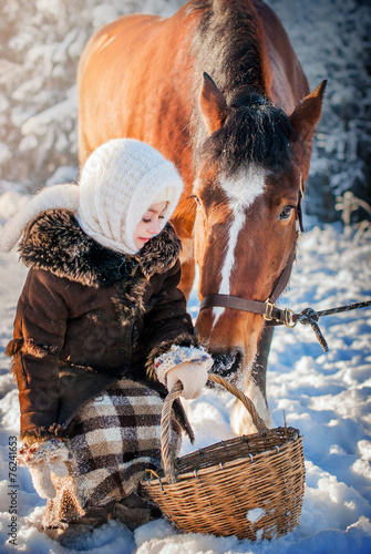 Девочка и лошадь в зимний день