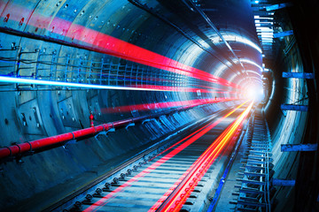 Fotobehang Tunnel Verlichte metrotunnel in beweging  © gui yong nian