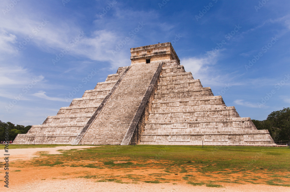 Maya mayan pyramid El Castillo (Kukulkan) in Chichen-Itza,