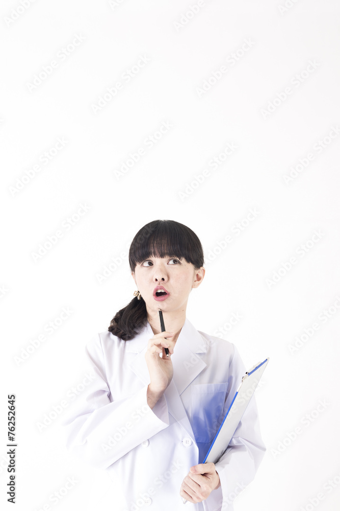 白バック 東洋人の医者 女医